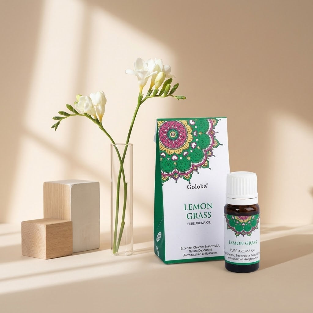 flesje en doosje lemon grass olie naast houten blokjes en een fijn vaasje met kleine bloemetjes