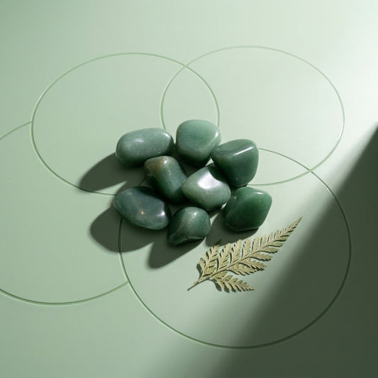 groene aventurijn trommelstenen op een pastelgroene ondergrond met cirkels