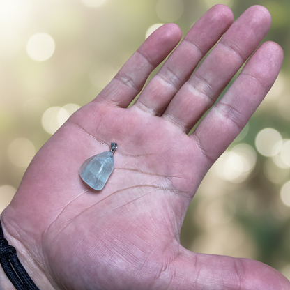 Groene fluoriet edelsteenhanger – krachtige steen die hartchakra, emotionele balans en bescherming ondersteunt. op hand