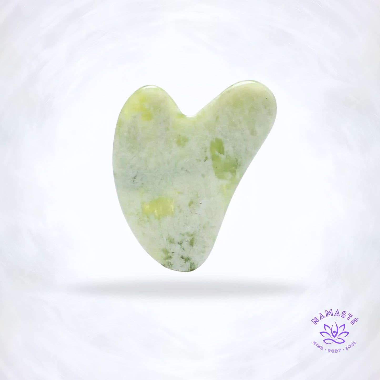 Xinyi jade gua sha massage steen in natuurlijke groentinten.