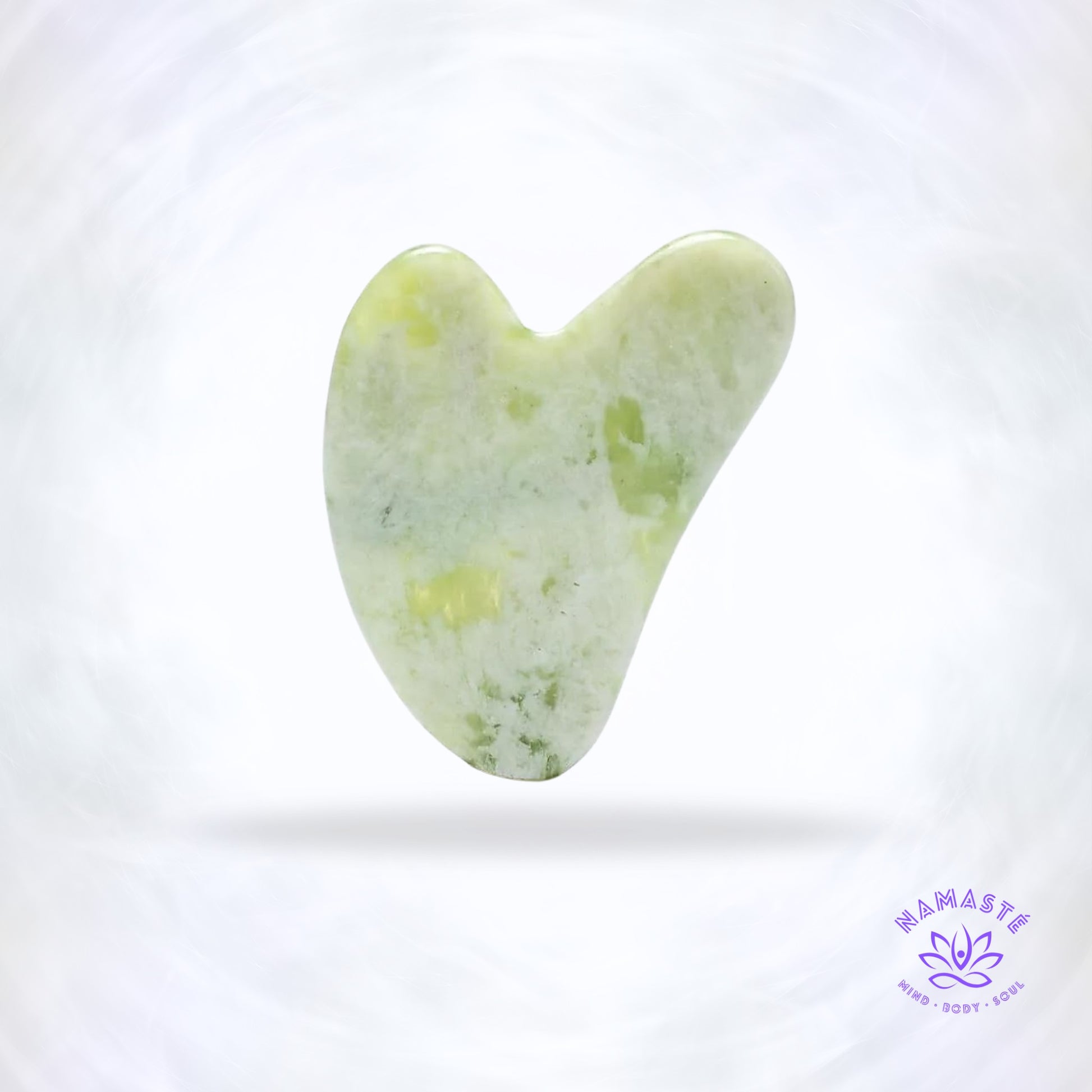 Xinyi jade gua sha massage steen in natuurlijke groentinten.