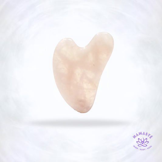 Rozenkwarts gua sha massage steen in zachte roze tint.