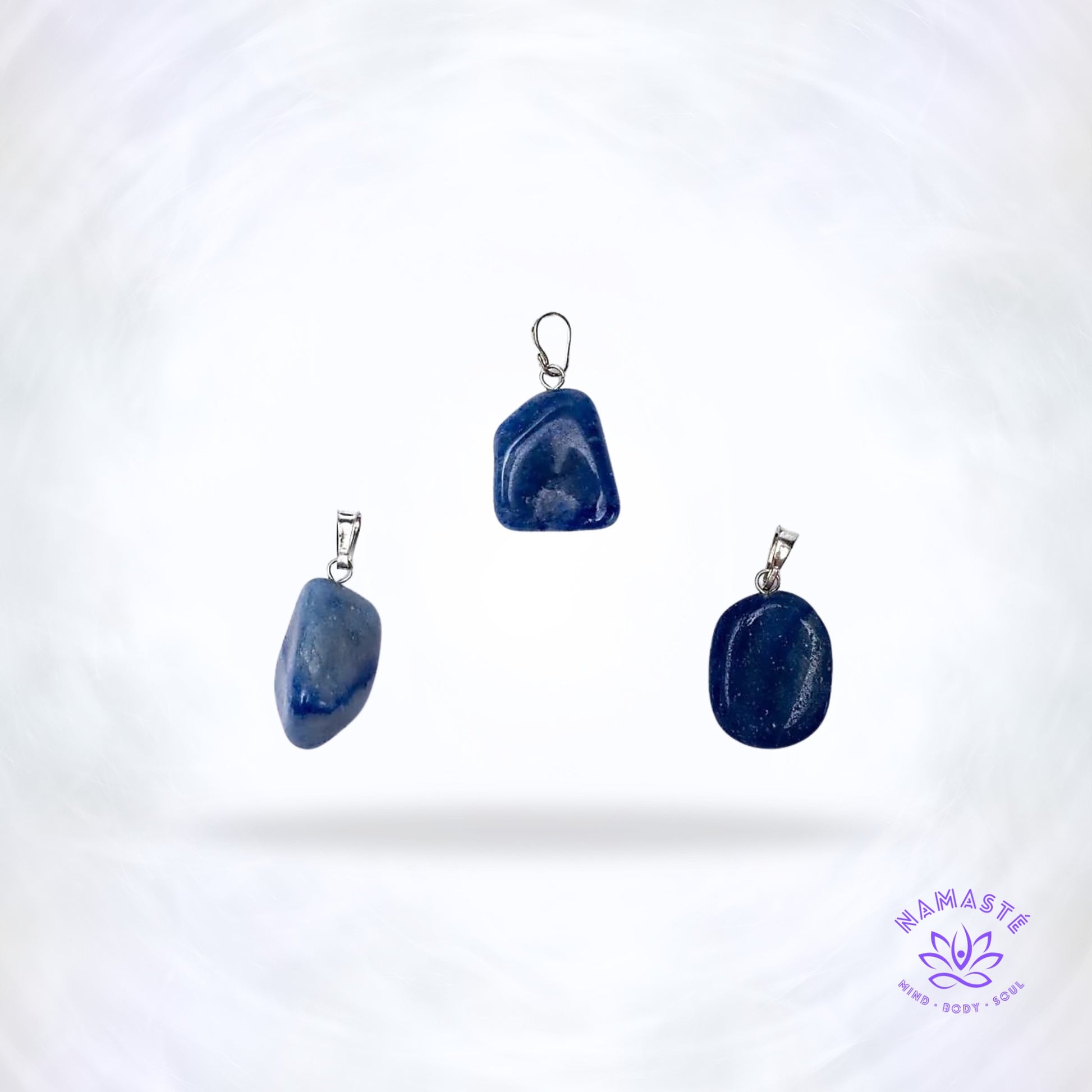 Blauwe kwarts edelsteenhanger – kalmerende blauwe steen die stress vermindert, communicatie bevordert en het keelchakra ondersteunt.