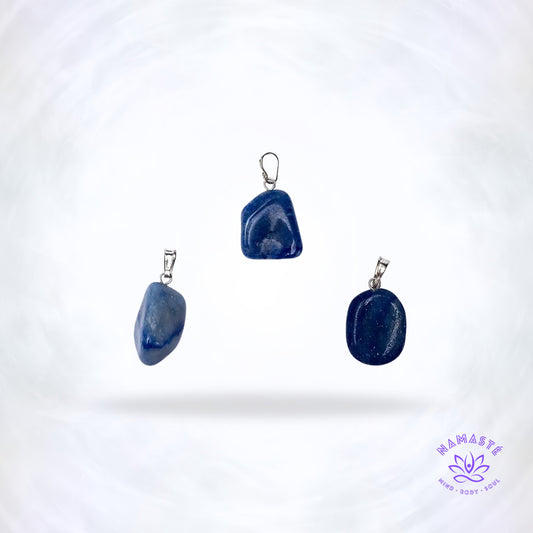 Blauwe kwarts edelsteenhanger – kalmerende blauwe steen die stress vermindert, communicatie bevordert en het keelchakra ondersteunt.