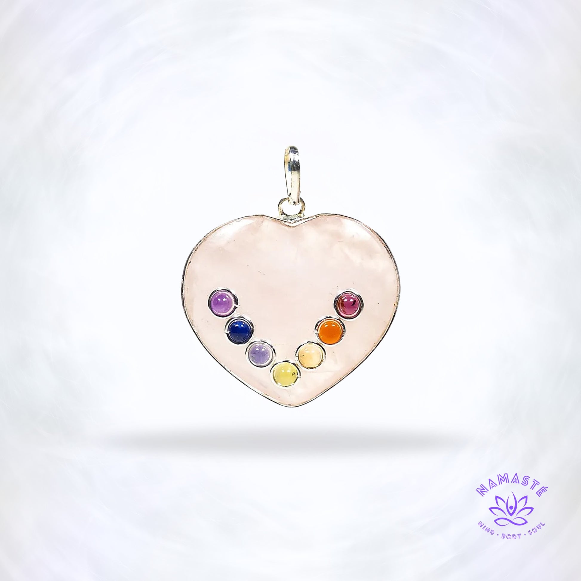 Hartvormige chakrahanger van rozenkwarts met 7 chakra-edelstenen – sieraad dat liefde, energieharmonie en emotionele heling ondersteunt.