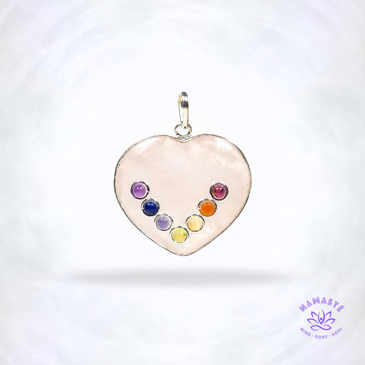 Hartvormige chakrahanger van rozenkwarts met 7 chakra-edelstenen – sieraad dat liefde, energieharmonie en emotionele heling ondersteunt.