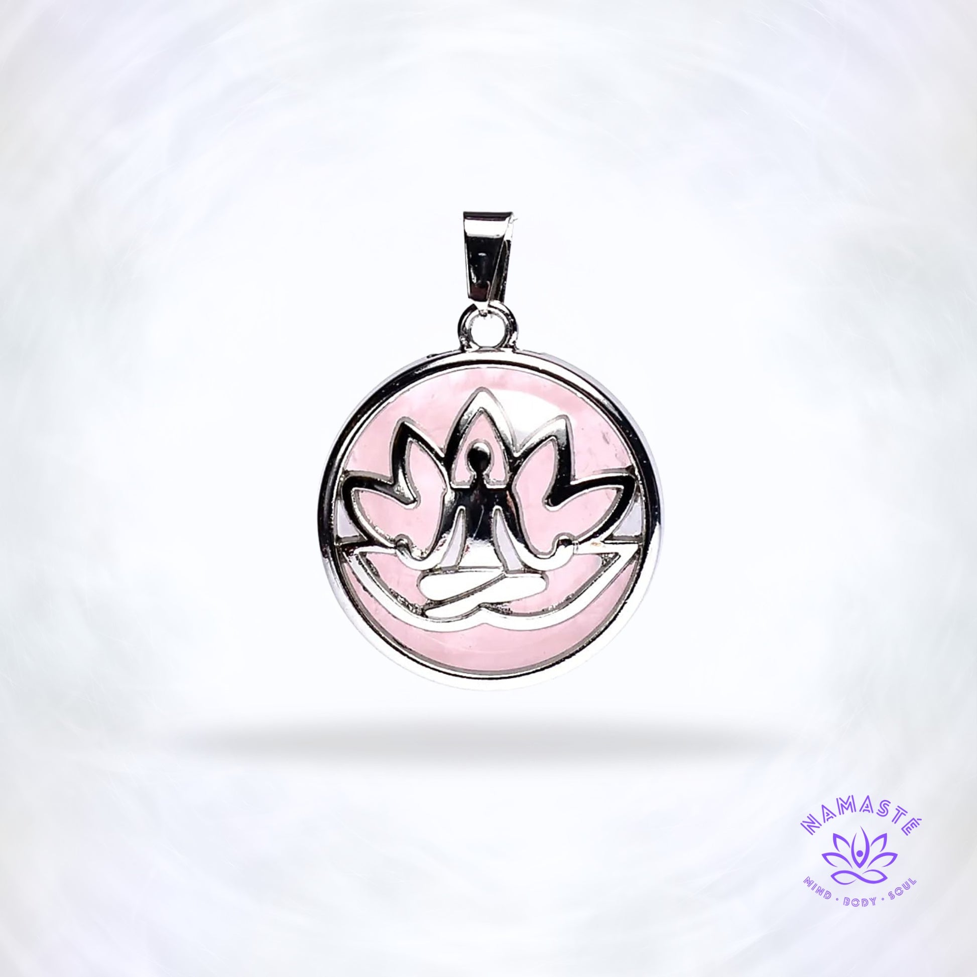 Hanger Meditatie Lotus met rozenkwarts – spiritueel sieraad dat liefde, rust en hartenergie versterkt. Symbool van innerlijke balans en groei.