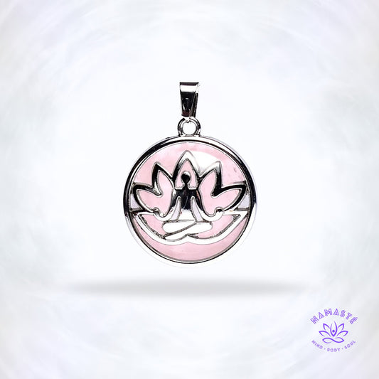 Hanger Meditatie Lotus met rozenkwarts – spiritueel sieraad dat liefde, rust en hartenergie versterkt. Symbool van innerlijke balans en groei.