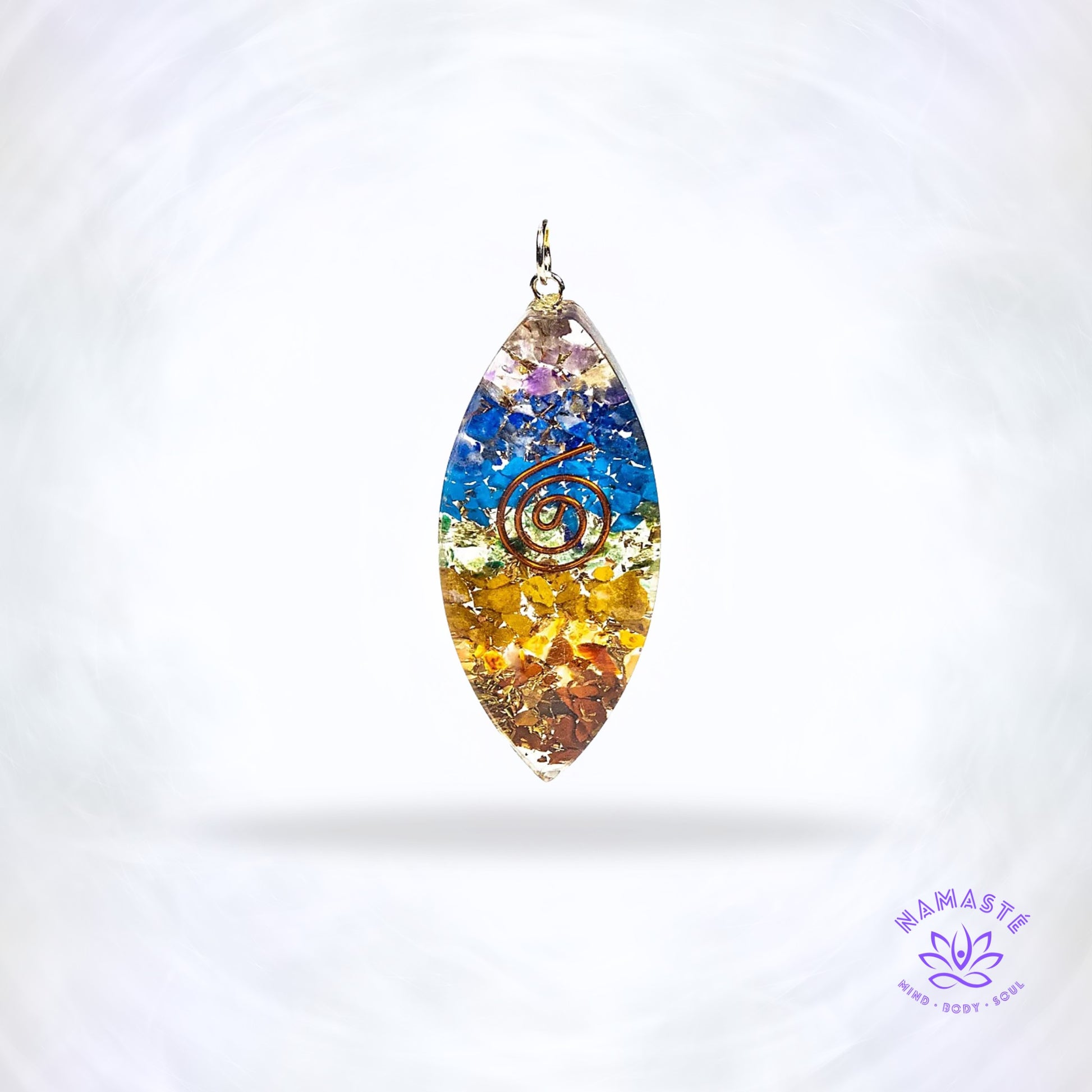 Ovaalvormige orgonite hanger – handgemaakt sieraad met edelstenen en koper dat energie harmoniseert, bescherming biedt en innerlijke balans ondersteunt.