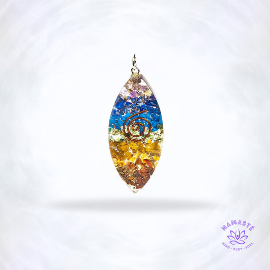 Ovaalvormige orgonite hanger – handgemaakt sieraad met edelstenen en koper dat energie harmoniseert, bescherming biedt en innerlijke balans ondersteunt.