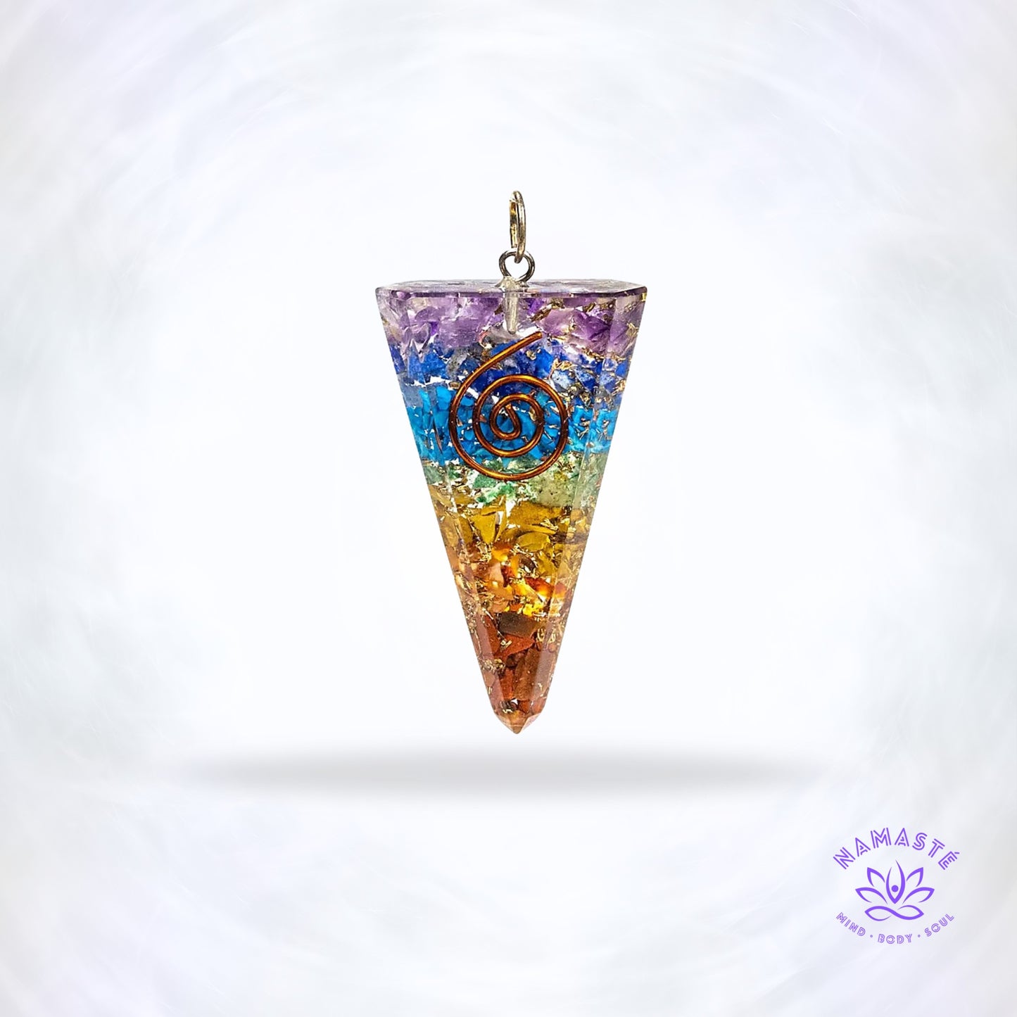Meerkleurige pegelvormige orgonite hanger – handgemaakt sieraad met edelstenen en koper dat negatieve energie omzet en energetische balans bevordert.