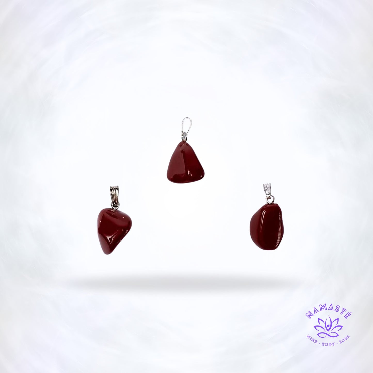 Rode jaspis edelsteenhanger – aardende steen die energie, kracht en doorzettingsvermogen ondersteunt en onderste chakra’s activeert.