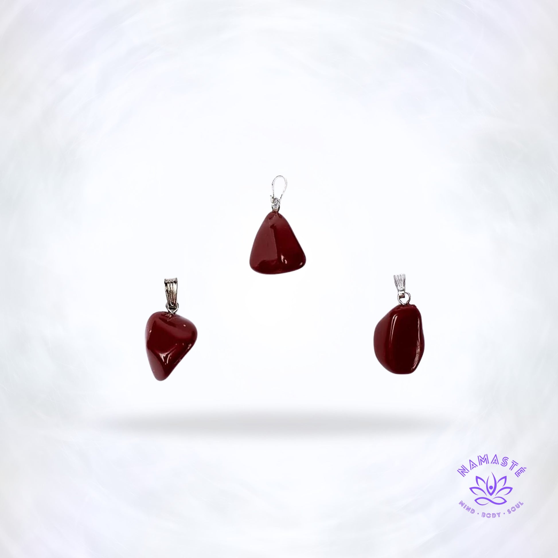 Rode jaspis edelsteenhanger – aardende steen die energie, kracht en doorzettingsvermogen ondersteunt en onderste chakra’s activeert.