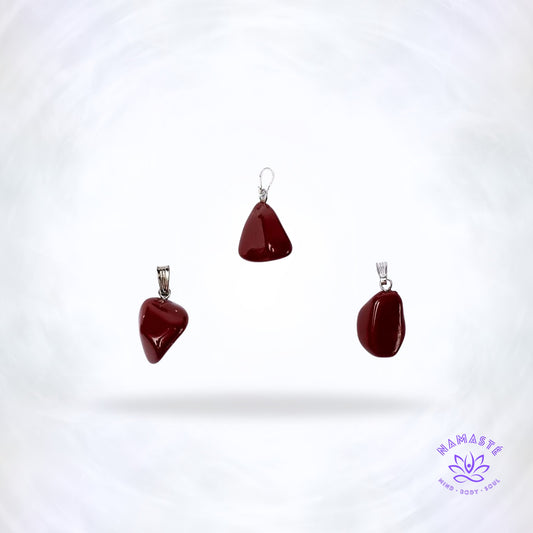 Rode jaspis edelsteenhanger – aardende steen die energie, kracht en doorzettingsvermogen ondersteunt en onderste chakra’s activeert.