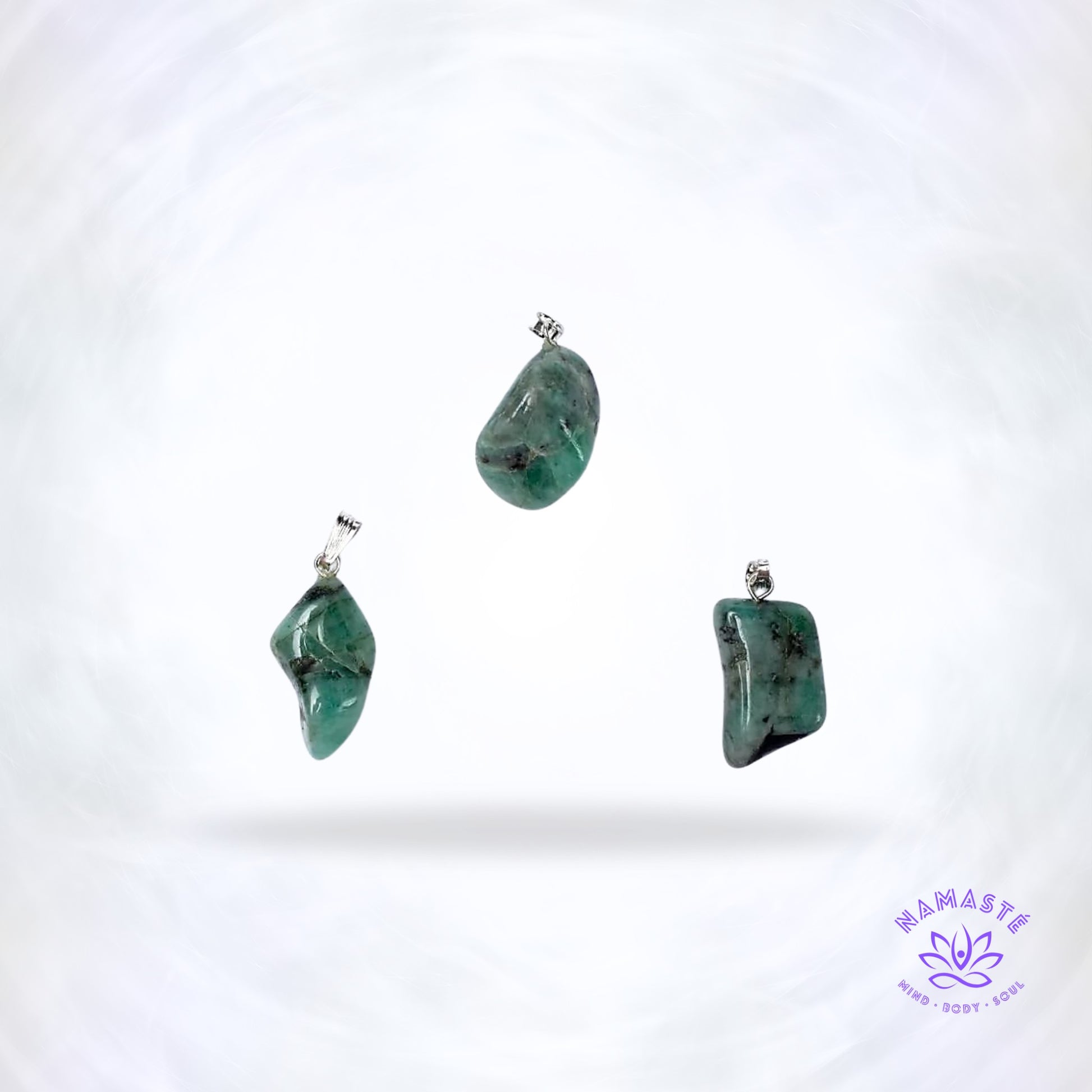 Smaragd edelsteenhanger – groene edelsteen die rust, harmonie en bescherming biedt, met klassieke uitstraling.