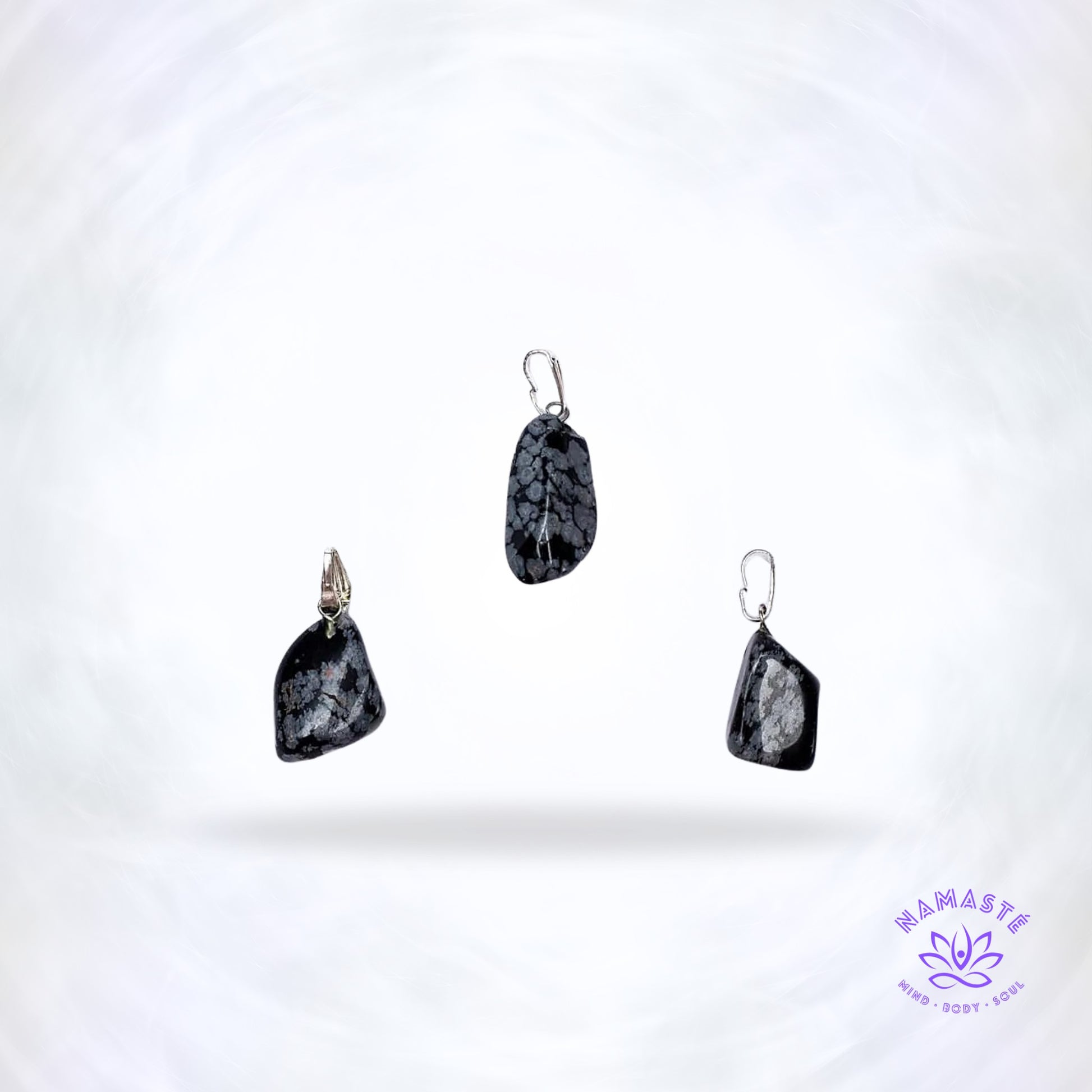 Sneeuwvlok obsidiaan edelsteenhanger – zwarte steen met witte stippen die zelfinzicht, transformatie en moed stimuleert.