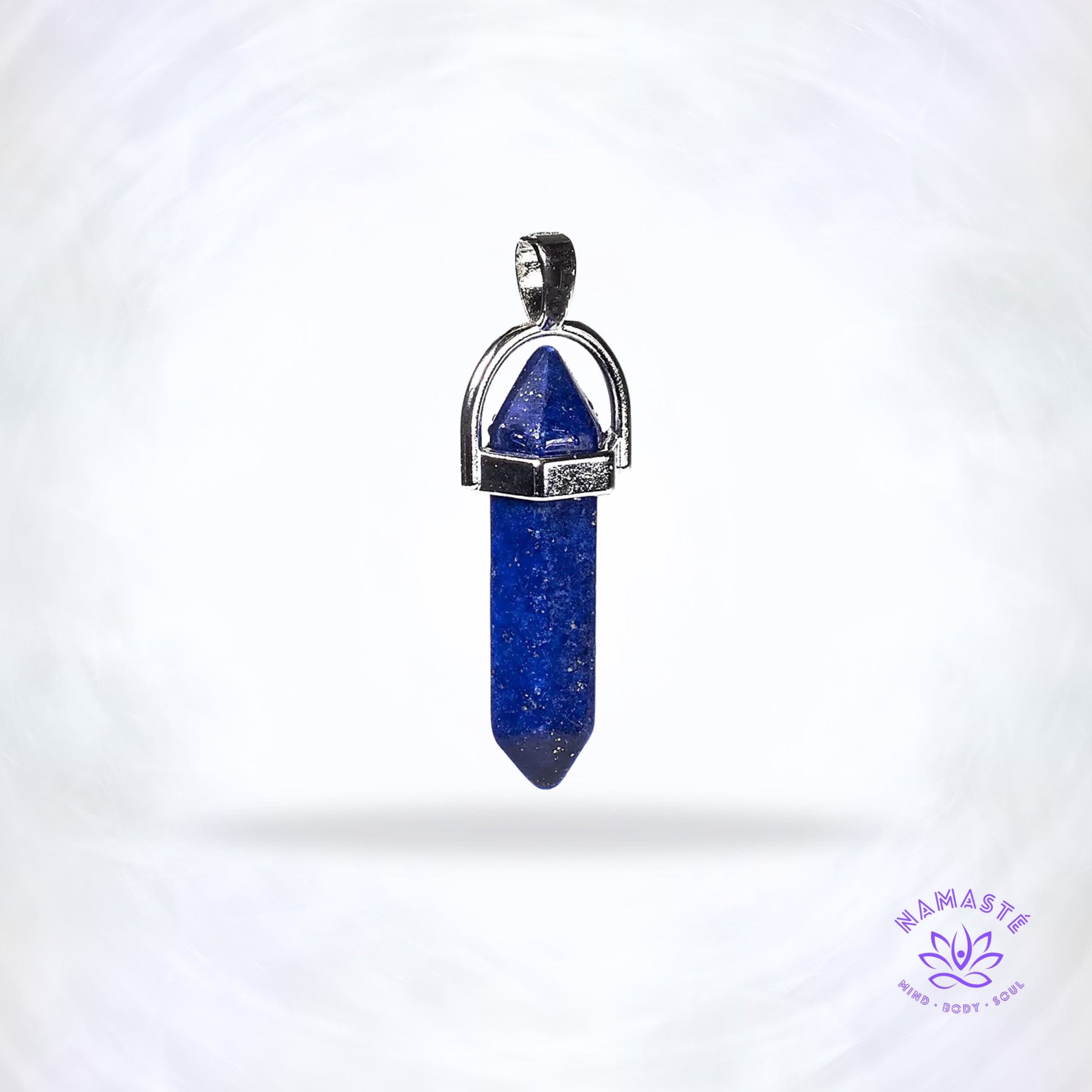 Lapis Lazuli hanger – diepblauwe edelsteen met gouden pyrietaders die wijsheid, bescherming en evenwicht brengt.