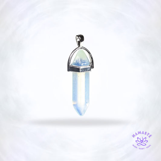 Opaliet hanger – glanzende, synthetische opaalsteen met blauw-witte gloed die rust, ontspanning en positieve energie brengt.