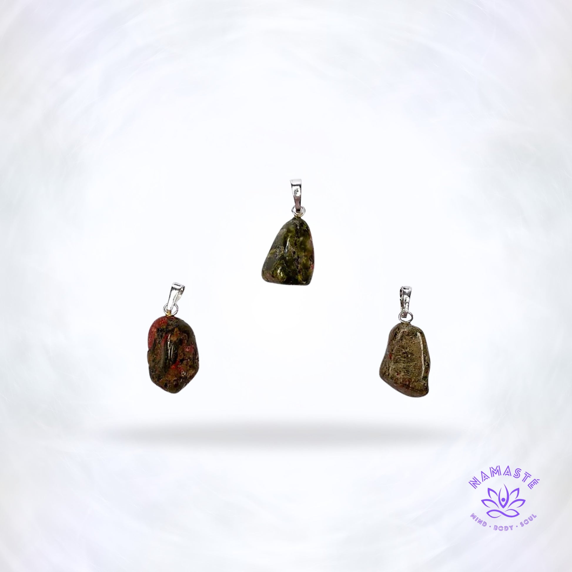 Unakiet edelsteenhanger – groene en roze steen die aarding, inzicht en persoonlijke groei ondersteunt.