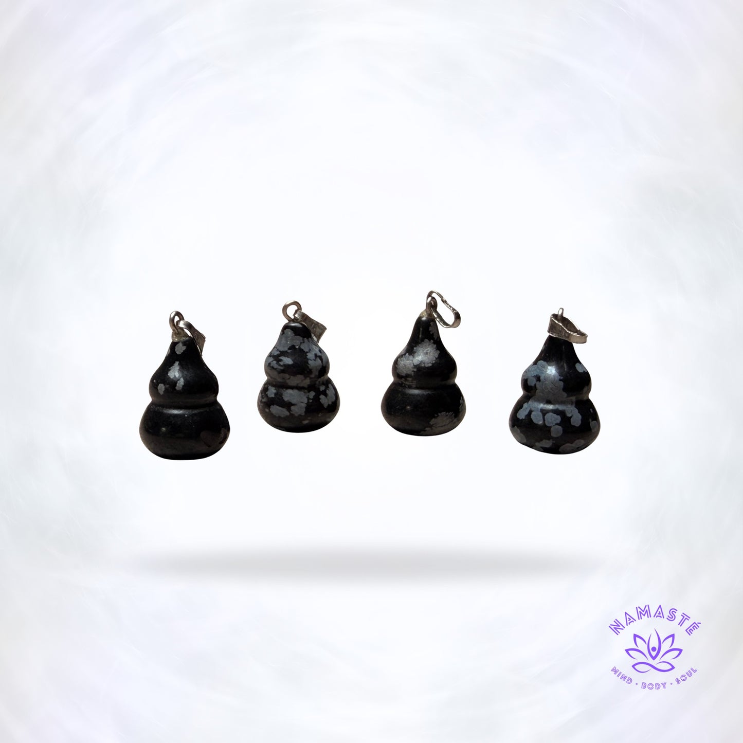 sneeuwvlok obsidiaan hangers op een achtergrond met logo