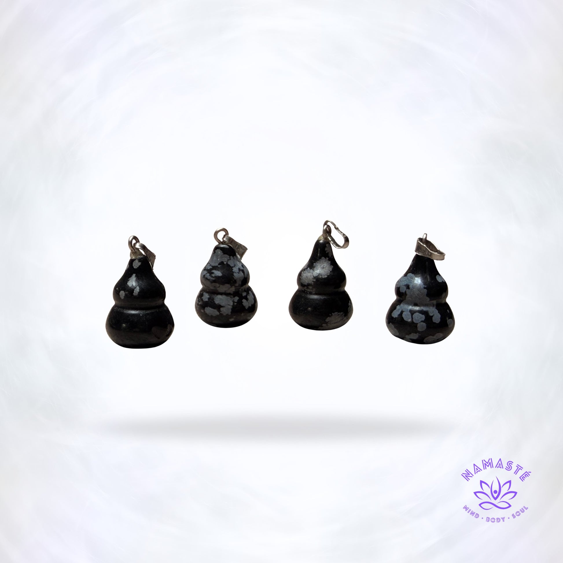 sneeuwvlok obsidiaan hangers op een achtergrond met logo