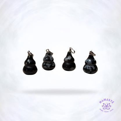 sneeuwvlok obsidiaan hangers op een achtergrond met logo
