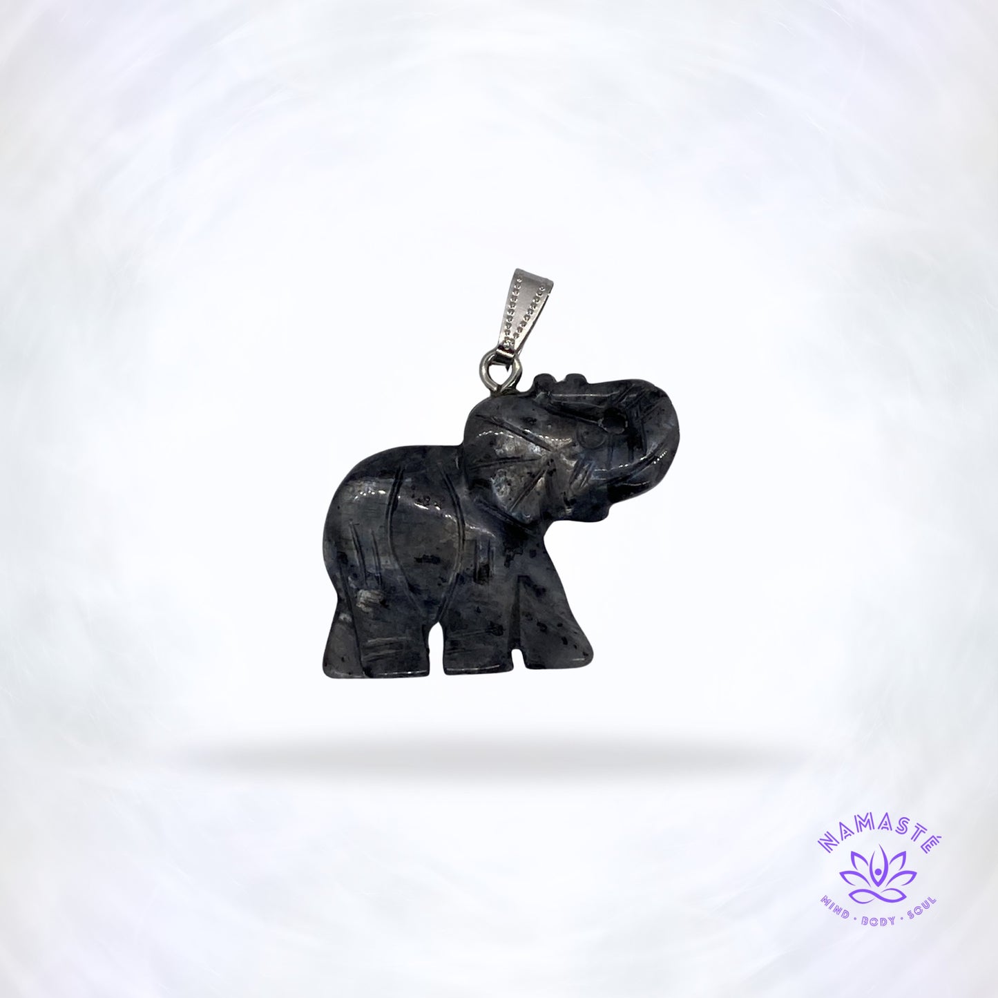olifant hanger van labradoriet vooraanzicht