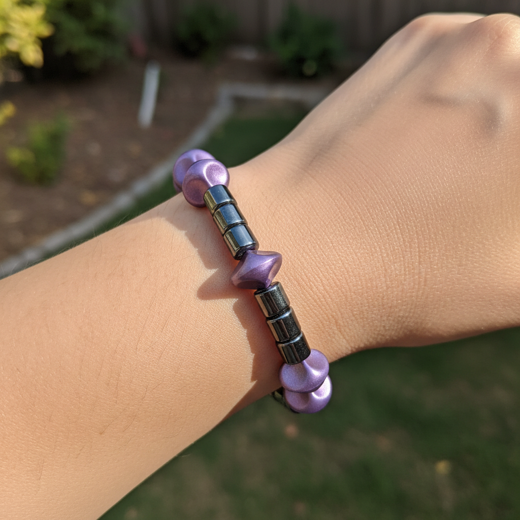 hematiet armband met paarse accenten rond de pols