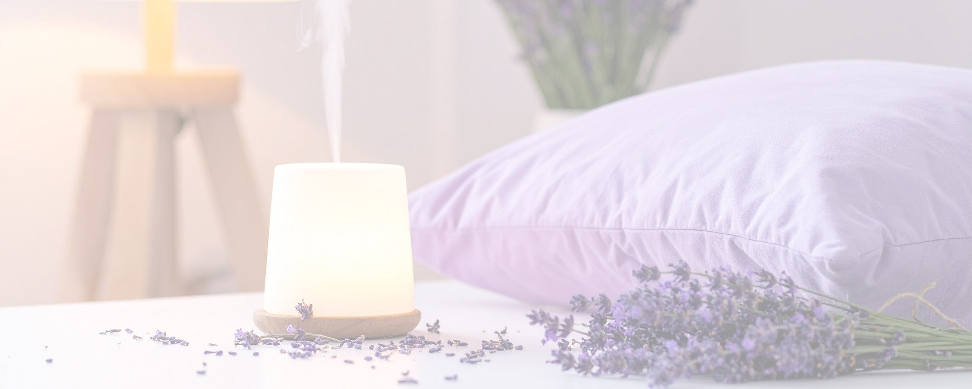 banner met droge lavendel en diffuser