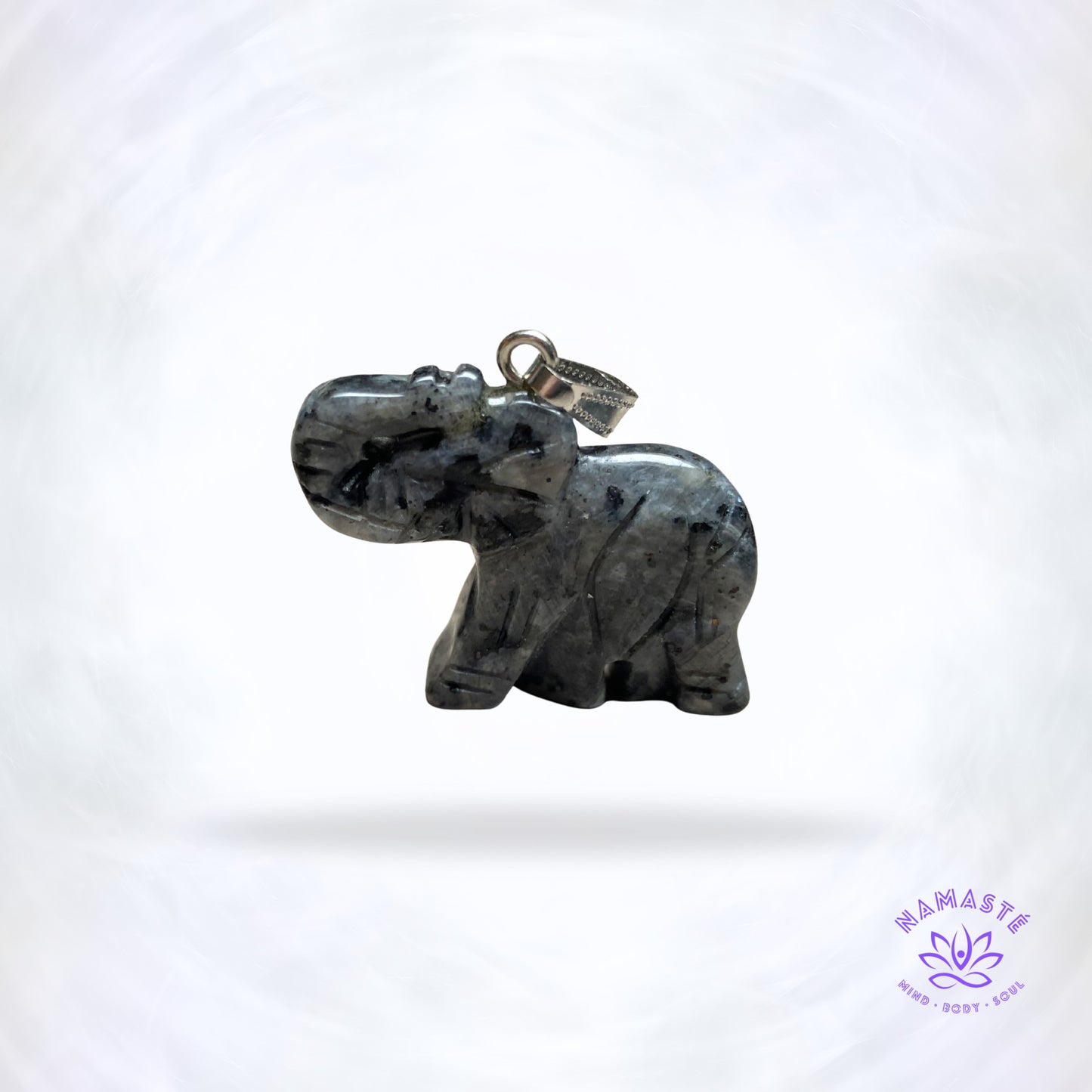 olifant hanger van labradoriet achteraanzicht