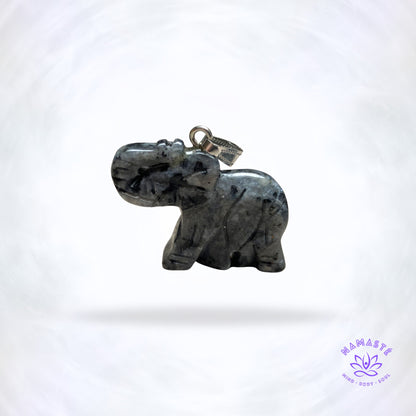 olifant hanger van labradoriet achteraanzicht