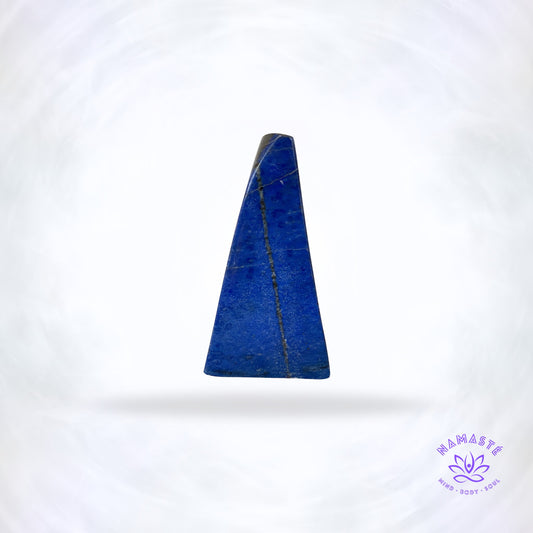 een stuk lapis lazuli vooraanzicht