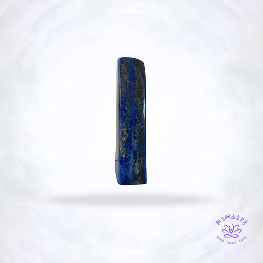 een stuk lapis lazuli zijaanzicht