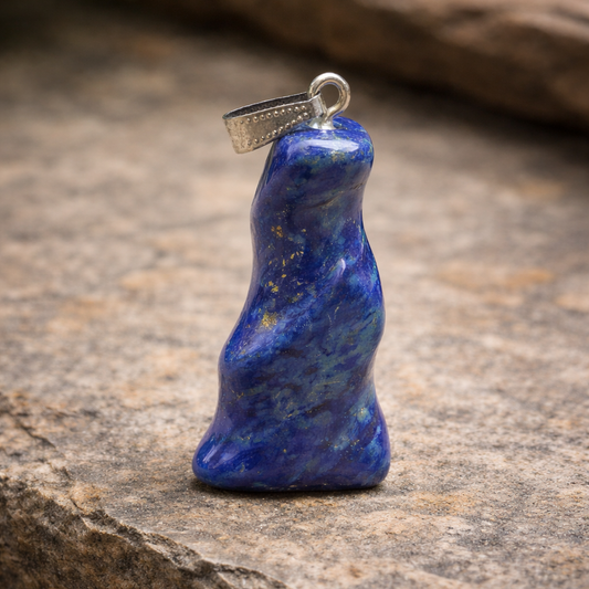 gedraaide lapis lazuli hanger op een steen