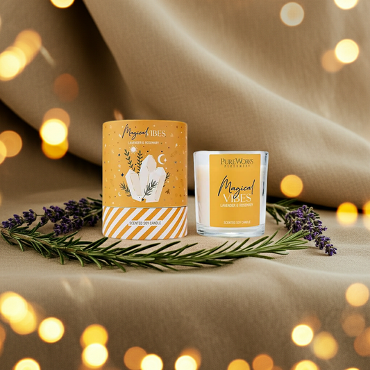 Magical Vibes geurkaars met lavendel en rozemarijn, sfeervolle spirituele setting met warm licht en natuurlijke elementen