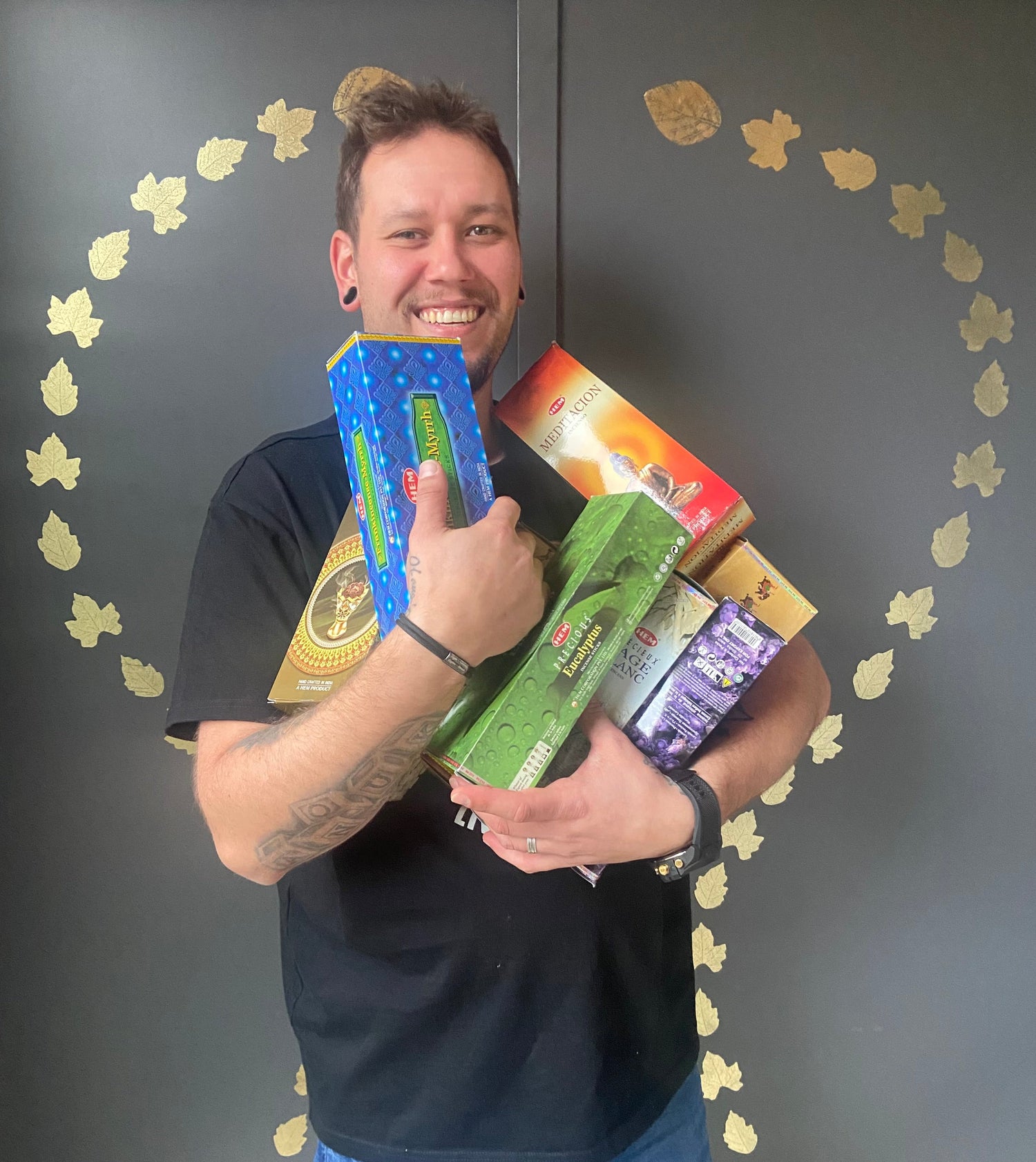 Niels met een aantal dozen wierook in de armen