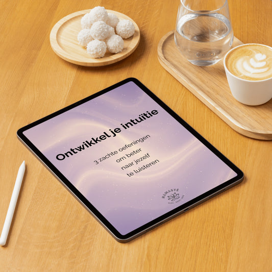 Ontwikkel je intuïtie gids op een tablet met een tasje koffie, glas water en koekjes erbij