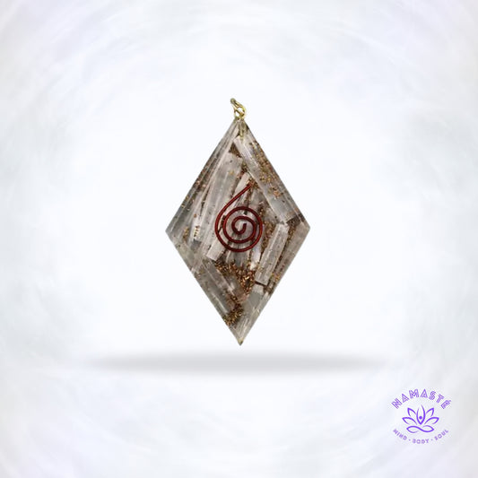 Orgonite hanger in ruit met seleniet – energetische beschermhangervorm