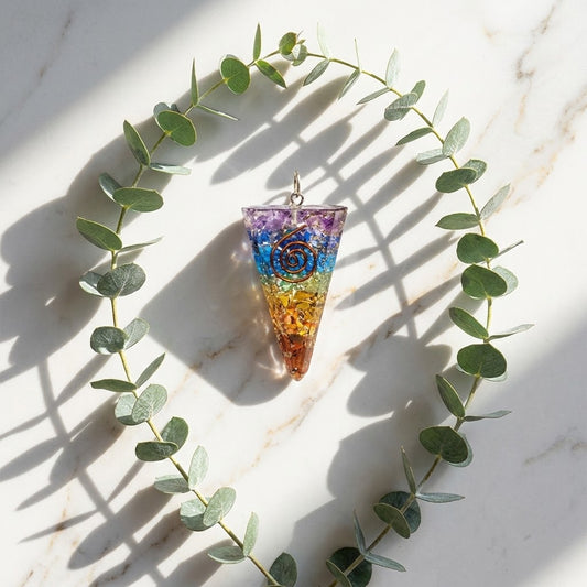 pegelvormige orgoniethanger op een marmeren ondergrond met wat eucalyptus rond