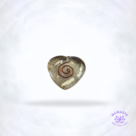 Orgonite hanger hartvorm met seleniet en spiraalsymbool – energetische bescherming.
