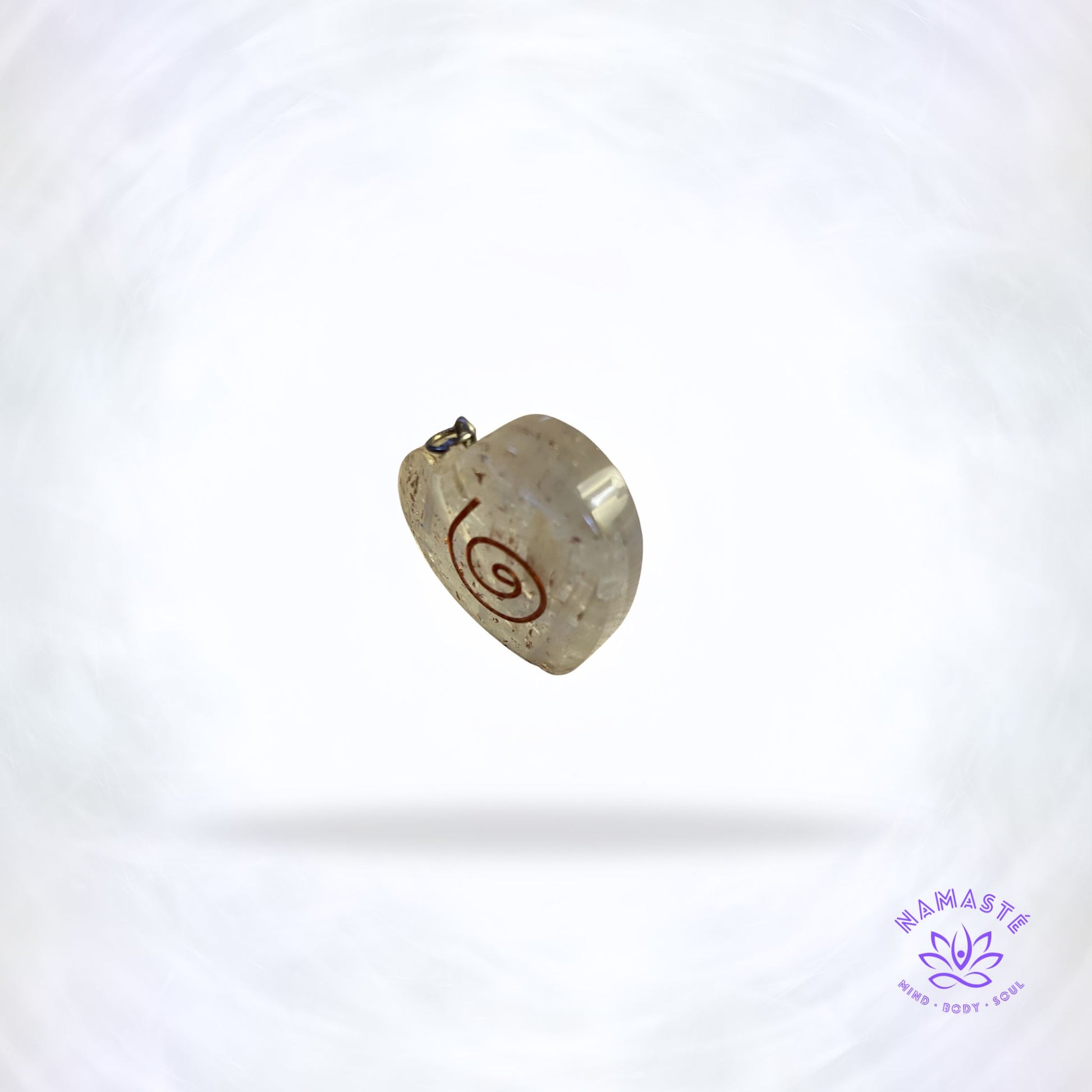 Orgonite hanger hartvorm met seleniet en spiraalsymbool – energetische bescherming. zijkant