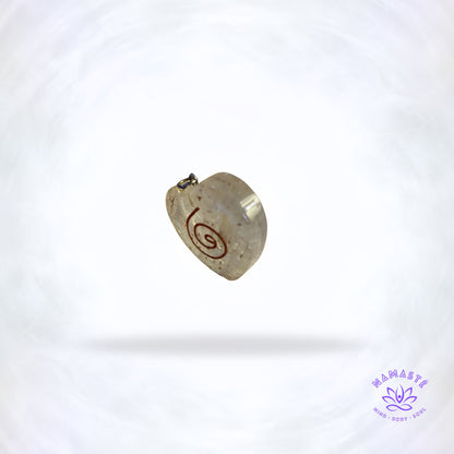Orgonite hanger hartvorm met seleniet en spiraalsymbool – energetische bescherming. zijkant