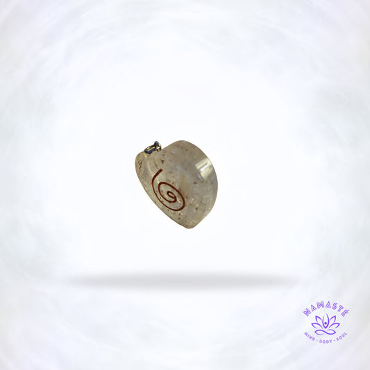 Orgonite hanger hartvorm met seleniet en spiraalsymbool – energetische bescherming. zijkant