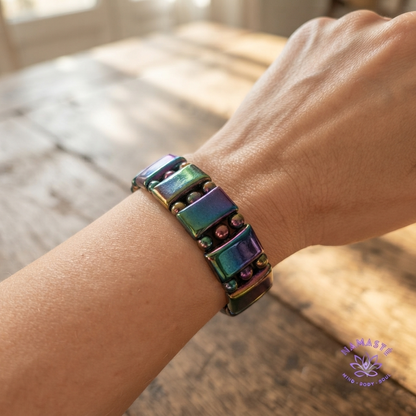 Regenboog hematiet armband rond de arm