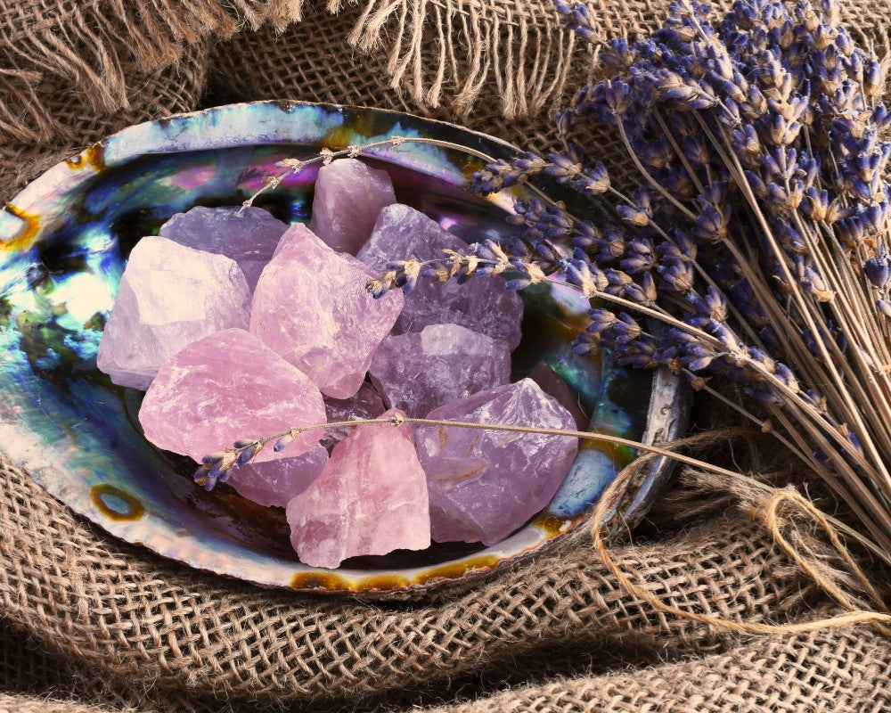 Roze Kristallen in een abalone schelp en gedroogde lavendel