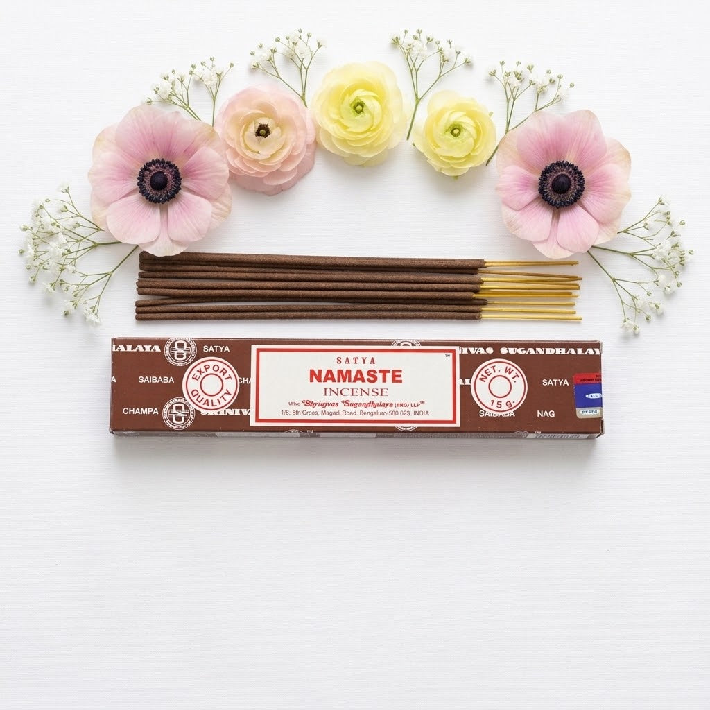 doosje satya namaste wierook met losse stokjes en bloemen erbij