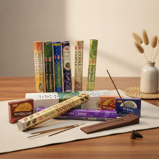 Wierook starterset met houten houder en verschillende HEM wierookstokjes en kegels op warme houten ondergrond