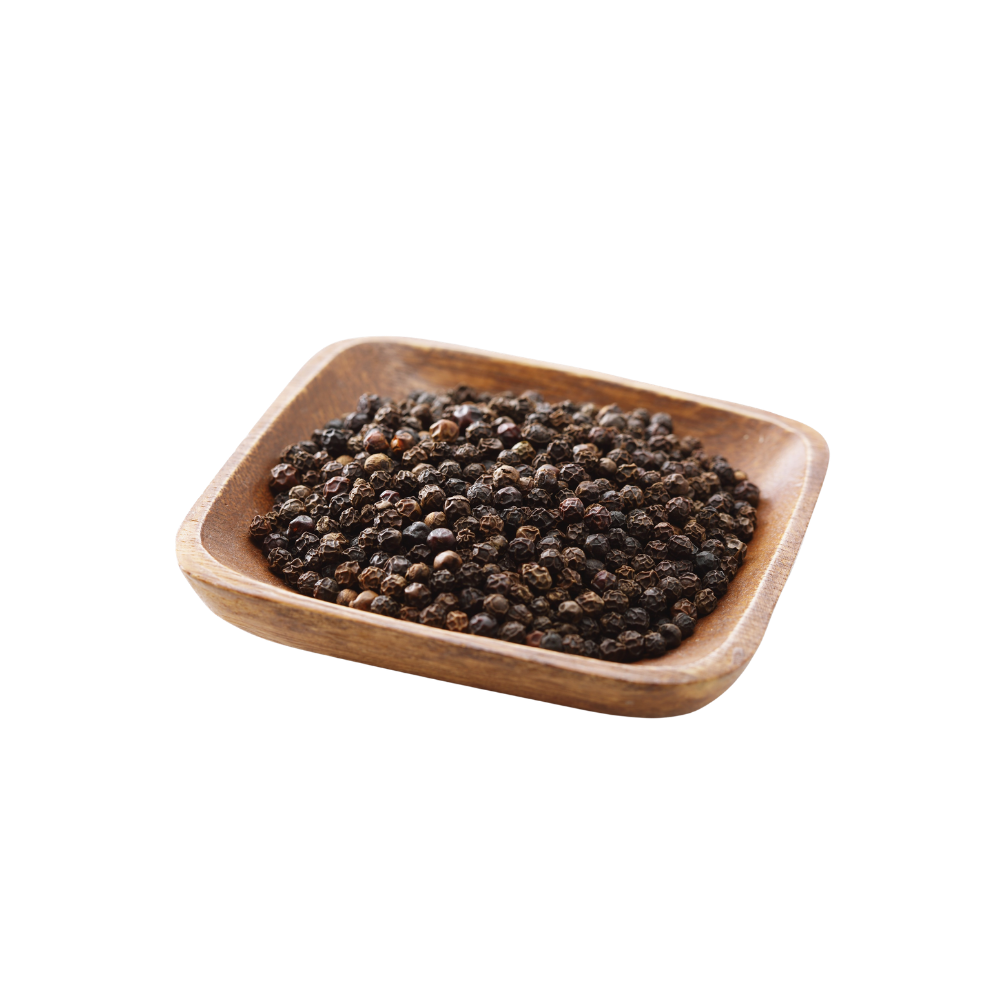 Houten schaaltje met gedroogde zwarte peper bolletjes