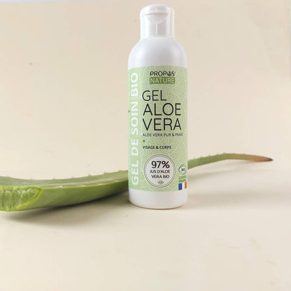 flesje aloe vera gel van propos' nature met een plantstengel erbij