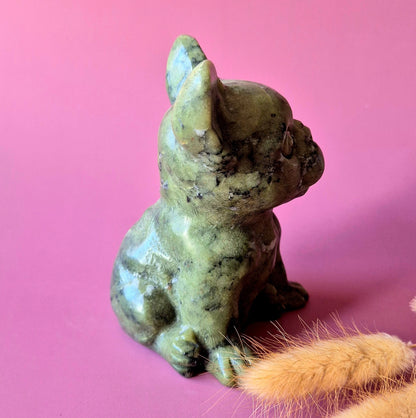 groene jade bulldog zijaanzicht rechts